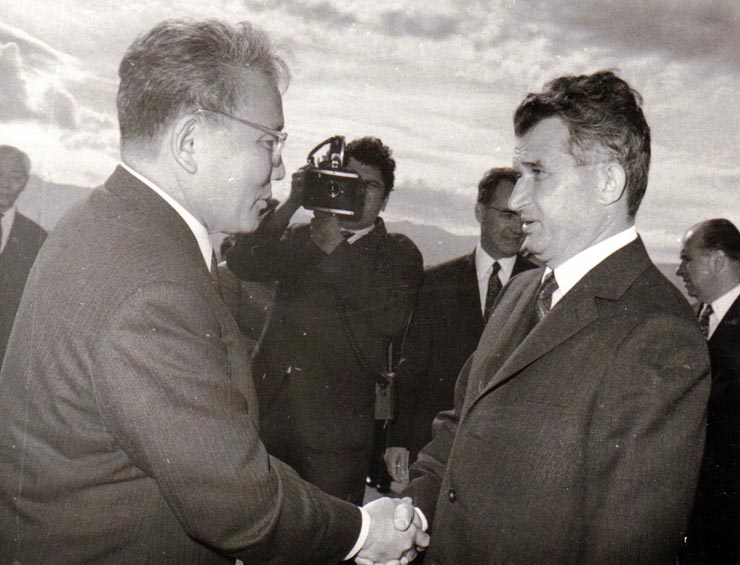 Vizita oficială a delegaţiei de partid şi guvernamentale condusă de Nicolae Ceauşescu în Republica Democrată Coreeană – primirea la aeroport. ( iunie 1971).