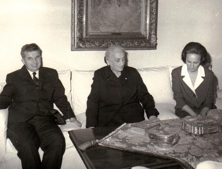Primirea de către Nicolae Ceauşescu şi  Elena Ceauşescu a preşedintelui de onoare al Partidului Comunist din Spania, Dolores Ibaru Ri (Apossionoria).(5 iulie1971).