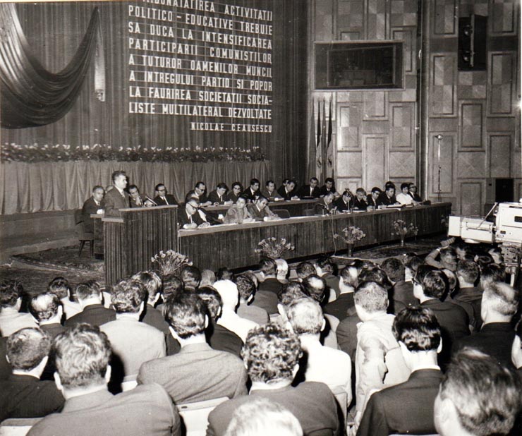 Nicolae Ceauşescu expunându-şi cuvântarea la Plenara Comitetului Municipal Bucureşti al P.C.R.(11 octombrie 1971).