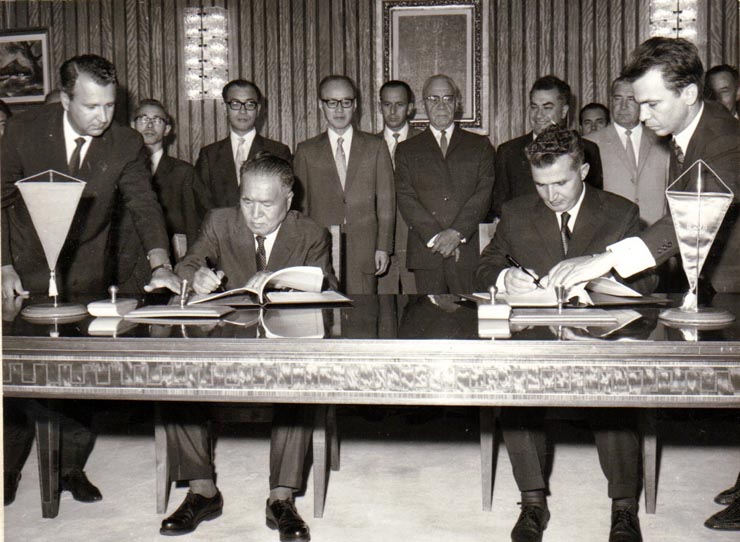 Vizita oficială în R.S.R.a unei delegaţii a Partidului Comunist din Japonia condusă de Kenji Miyamoto – semnarea comunicatului comun. (30 noiembrie 1971).